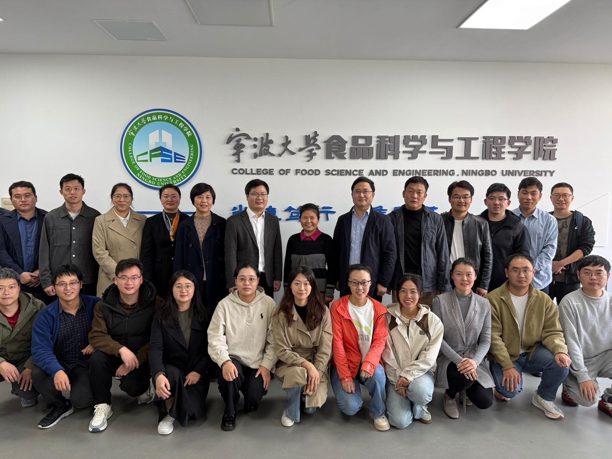 海南热带海洋学院胡亚芹教授、中国农业大学洪惠教授来黑料
作学术报告（黑料
2025年“建校纪念周”之“食品与健康”学术讲坛第46讲）